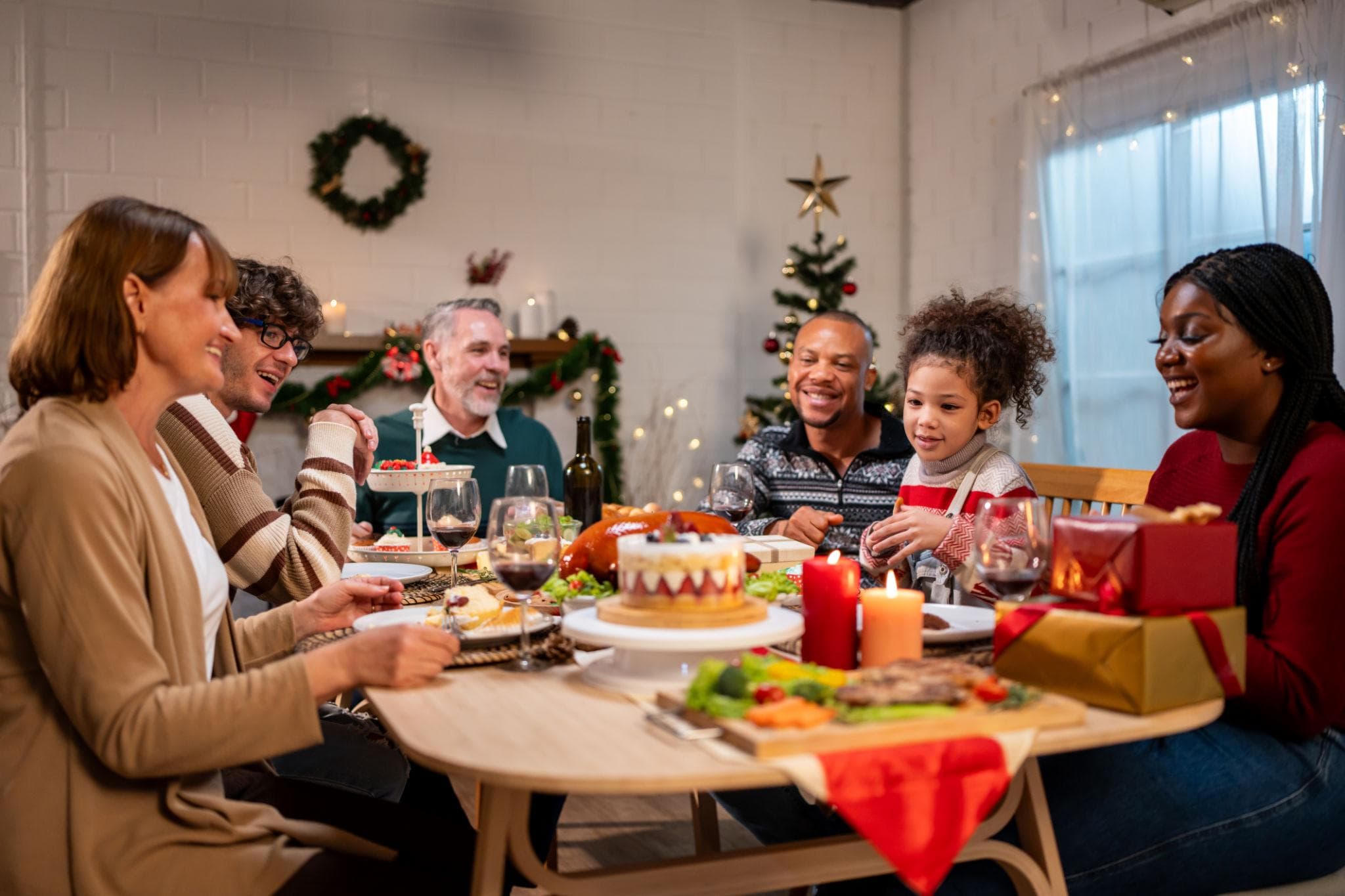 Een gezin geniet samen van een warme kerstviering